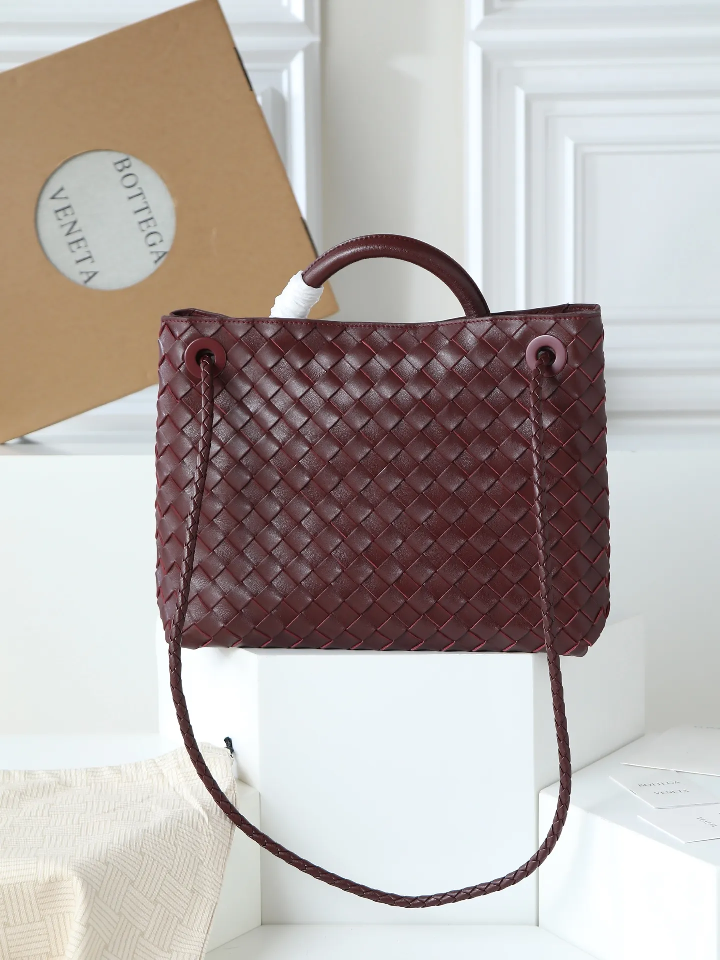 1550. Andiamo is shipping‼ ️Really popular🔥The new Andiamo woven handbag launched by Bottega Veneta this season is really popular all over the world! ! Celebrities at home and abroad have worn it, and Oscar-winning actress Michelle Yeoh has taken it out on the street. Song Jia, Trai Yala, Yu Feihong, Sanji Ayaka, Rosie Hunting-Whiteley, Yoshioka Riho, etc. have all worn this bag. It is classic and versatile and shows off your temperament, and the bag capacity is also large, which is very convenient for daily commuting! ! A variety of carrying methods, the shoulder straps can be adjusted by yourself, the original lambskin feels soft and delicate, and the unisex style breaks gender boundaries and brings a more practical and longer-lasting use experience. Andiamo, which has both elegant and casual styles, perfectly interprets the true appearance of "fashionable old money style". Style number: 766016 Size: 32*24*12